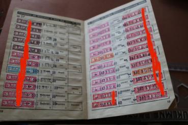 Mitgliedsbuch der Deutschen Arbeitsfront DAF einer Frau aus Cottbus - defekt